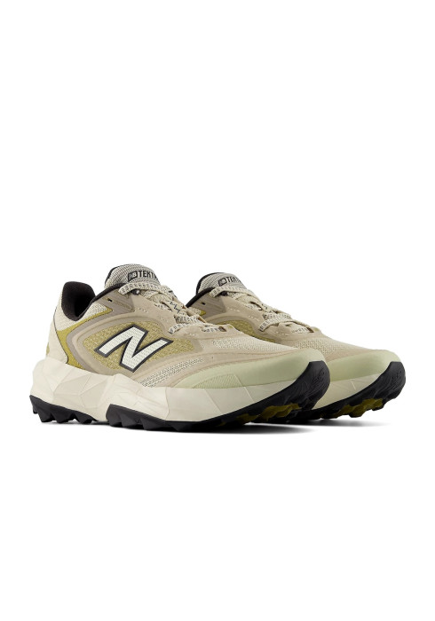 Пара жіночих бежево-оливкових трейлових кросівків New Balance Tektrel Utility під кутом спереду з ребристою підошвою
