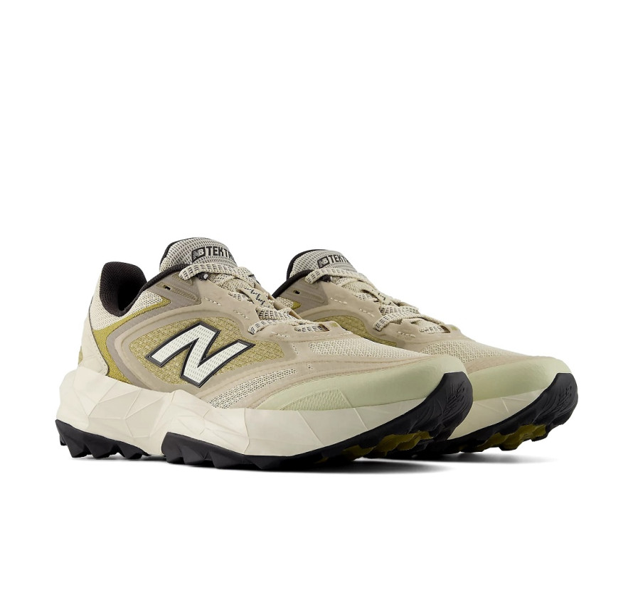 Пара жіночих бежево-оливкових трейлових кросівків New Balance Tektrel Utility під кутом спереду з ребристою підошвою