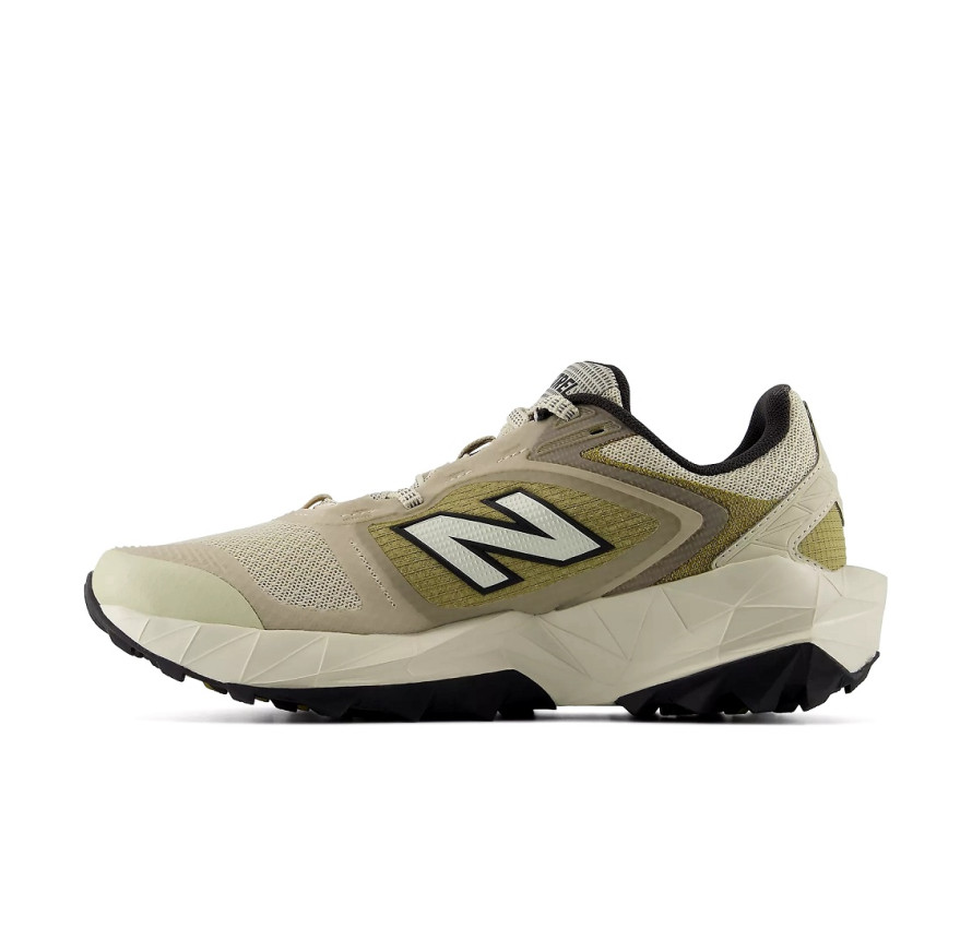 Жіночі бежево-оливкові кросівки New Balance Tektrel Utility у профіль з внутрішньої сторони з масивною підошвою