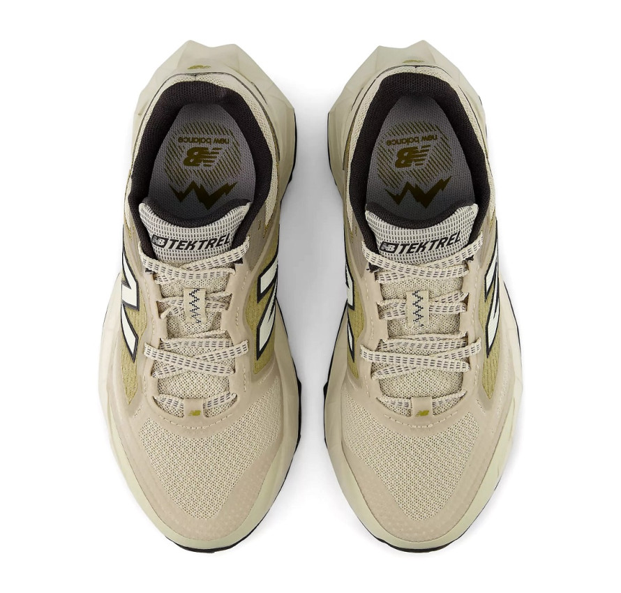 Бежеві трейлові кросівки жіночі New Balance Tektrel Utility вид зверху зі шнурівкою та брендованою устілкою