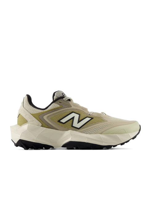 Жіночі бежево-оливкові кросівки New Balance Tektrel Utility у профіль з чорним логотипом N та агресивним протектором