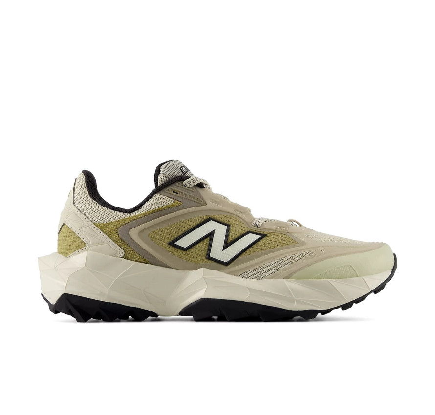 Жіночі бежево-оливкові кросівки New Balance Tektrel Utility у профіль з чорним логотипом N та агресивним протектором