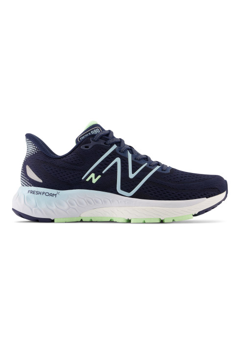 Жіночі сині кросівки New Balance Fresh Foam 880 у профіль з фірмовим логотипом N та підошвою Fresh Foam X