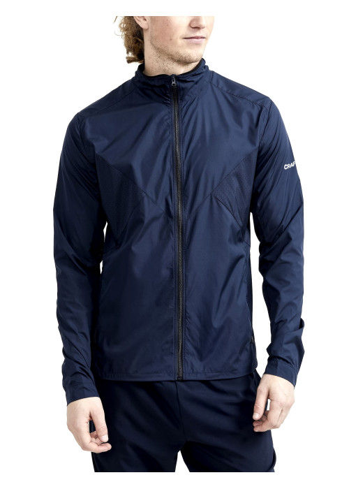 Чоловіча синя вітровка Craft ADV Essence Wind Jacket із переробленого поліестеру на моделі спереду