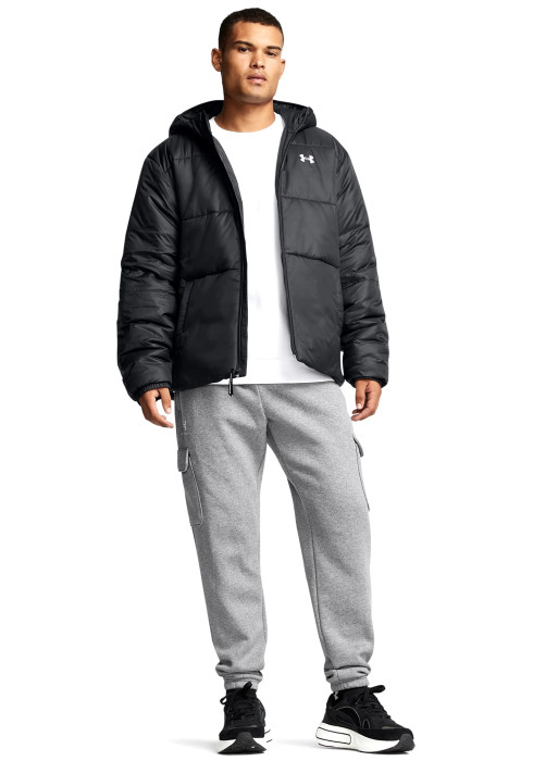 Чоловік у повний зріст у чорній утепленій куртці Under Armour LW Insulated, сірих спортивних штанях та кросівках