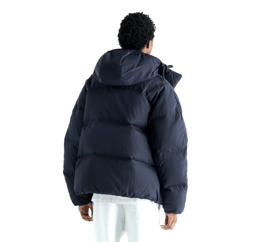 Чоловіча темно-синя пухова куртка New Balance Premium Down Jacket з капюшоном, вигляд ззаду