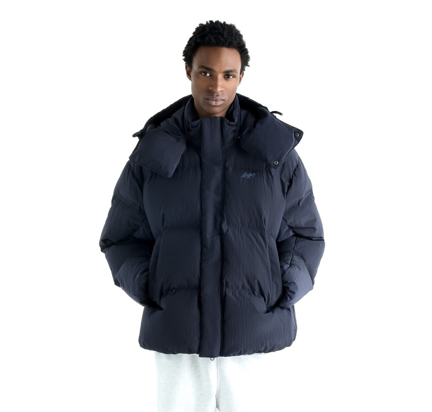 Чоловічий темно-синій зимовий пуховик New Balance Premium Down Jacket, вигляд спереду