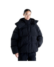Жіноча чорна пухова куртка New Balance Premium Puffer зі знімним капюшоном, вигляд спереду