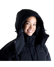 Портрет дівчини у надітому знімному капюшоні чорної куртки New Balance Premium Puffer