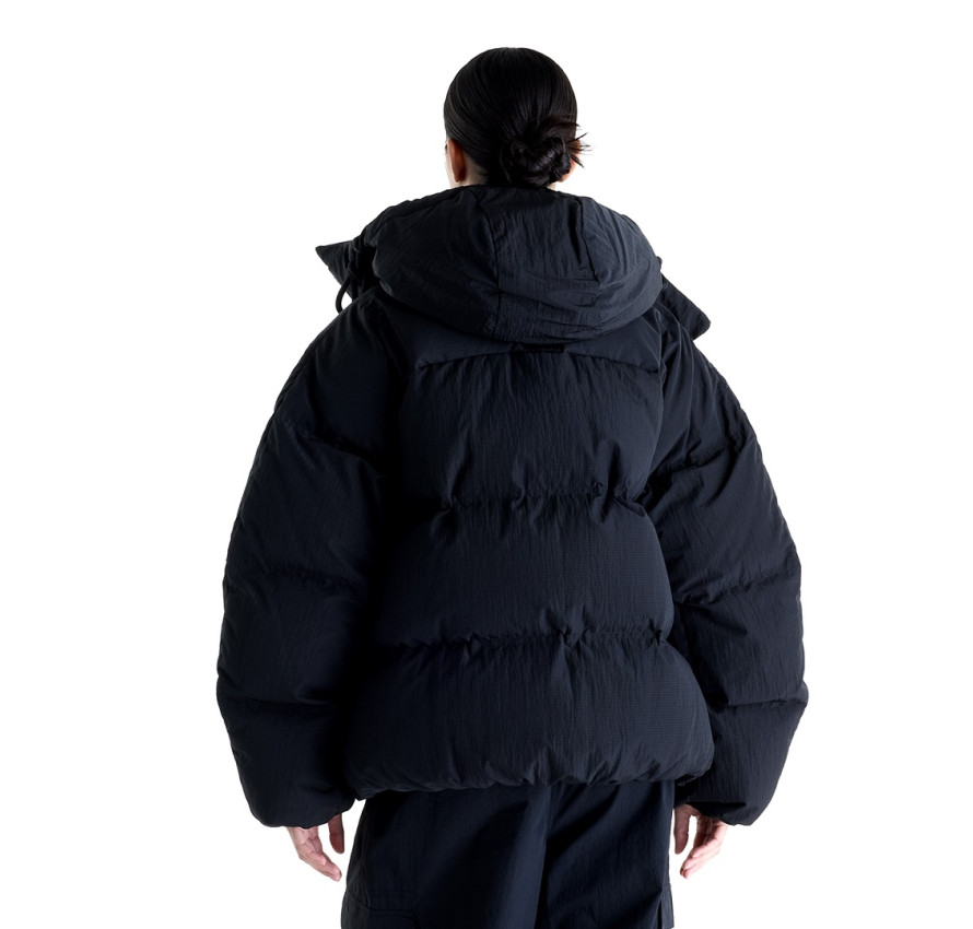Жіночий чорний зимовий пуховик New Balance Premium Puffer, вигляд ззаду