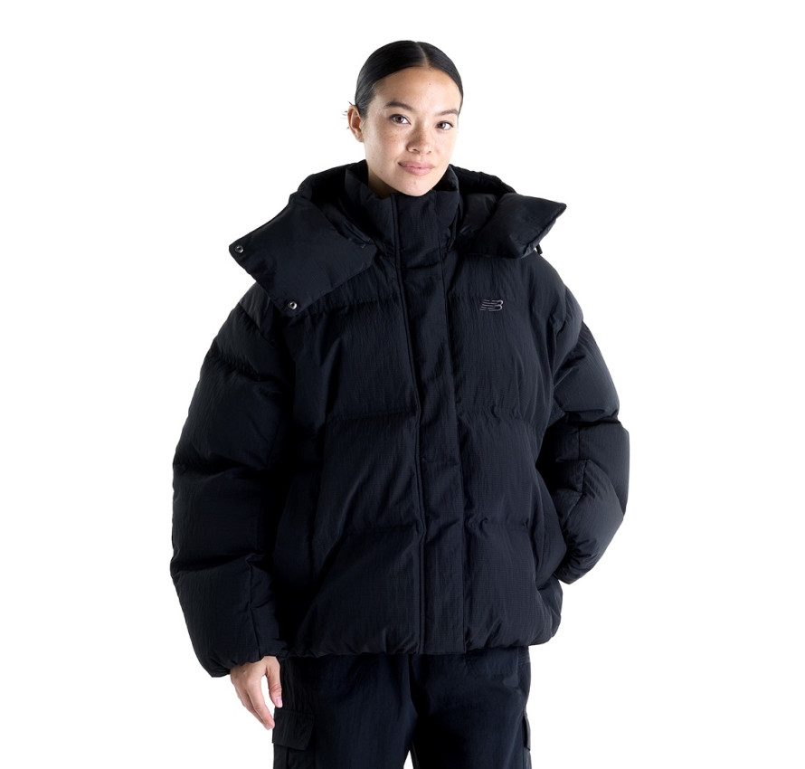 Жіноча чорна пухова куртка New Balance Premium Puffer зі знімним капюшоном, вигляд спереду
