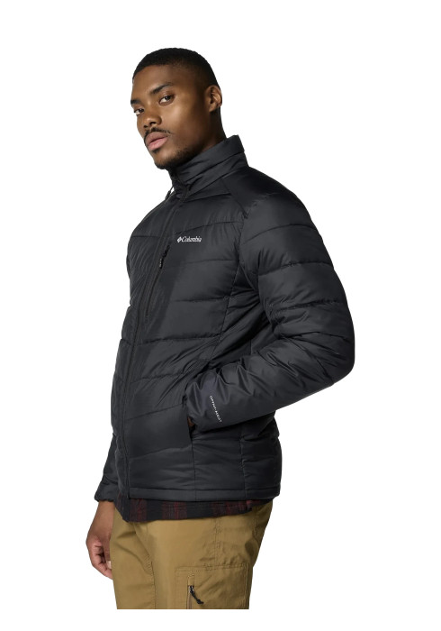 Чоловіча чорна утеплена куртка Columbia Labyrinth Loop II Jacket вид збоку на моделі у бежевих штанях