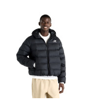 Чоловік у чорній утепленій куртці New Balance Boston Puffer, вигляд спереду