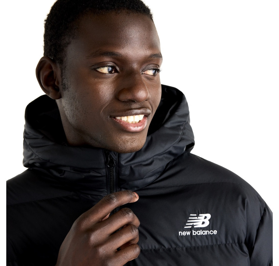 Портретний ракурс капюшона та білого логотипу New Balance на чорній куртці Boston Puffer