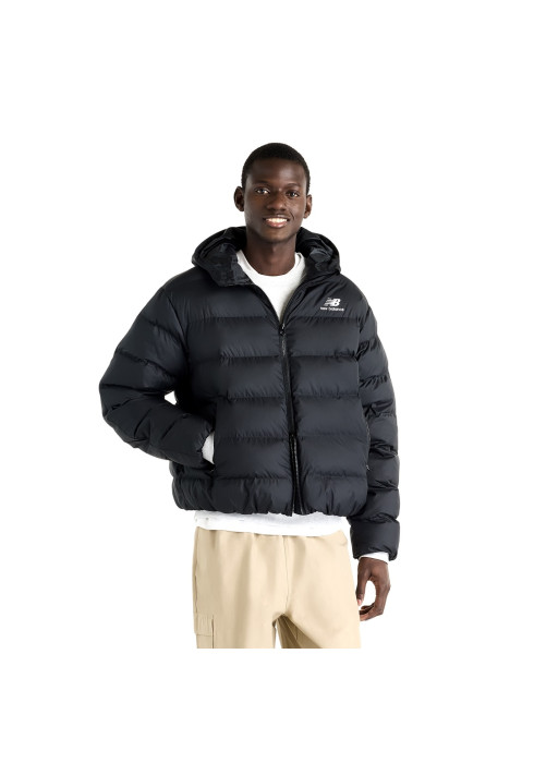 Чоловік у чорній утепленій куртці New Balance Boston Puffer, вигляд спереду