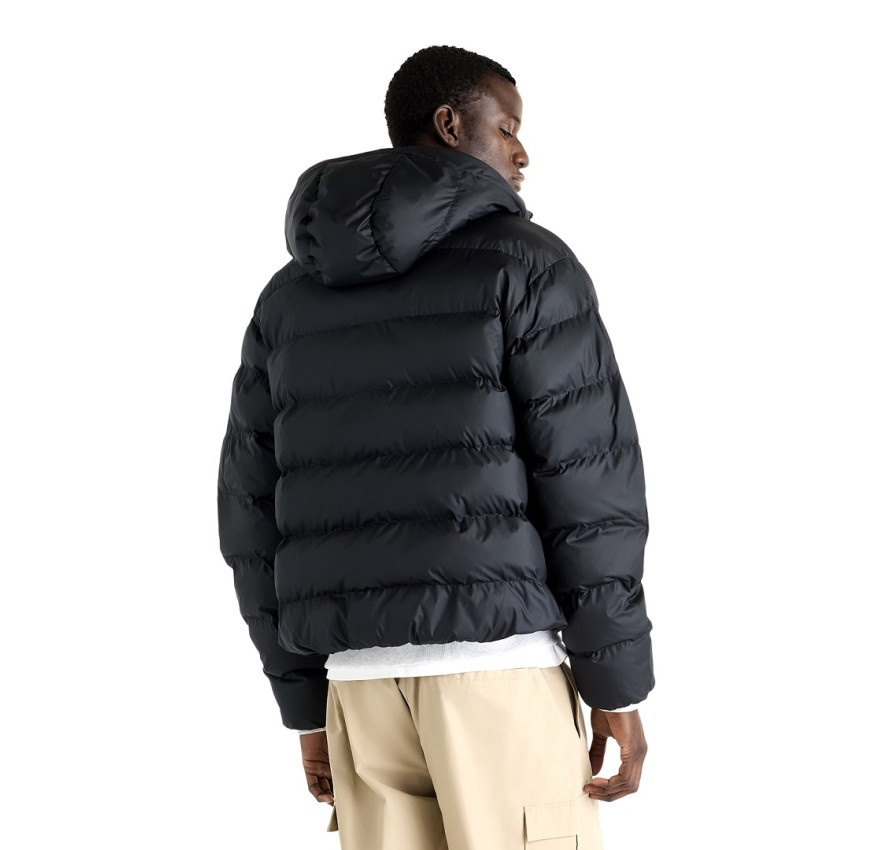 Чоловіча чорна куртка New Balance Boston Puffer з вшитим капюшоном, вигляд ззаду