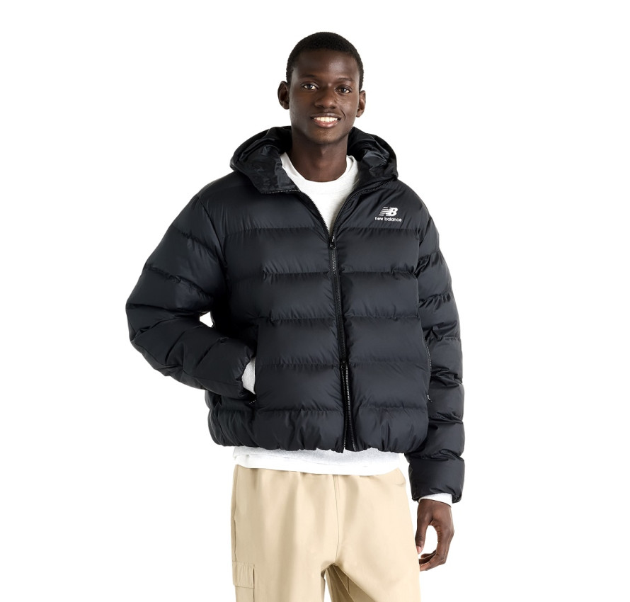 Чоловік у чорній утепленій куртці New Balance Boston Puffer, вигляд спереду