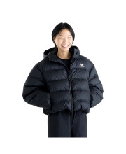Жіноча куртка-пуховик New Balance NB Boston Puffer арт. WJ62V5SNBK чорного кольору на моделі спереду по пояс