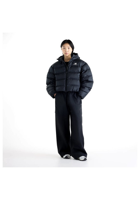 Жіноча чорна куртка-пуховик New Balance NB Boston Puffer у комплекті з вільними штанами на моделі у повний зріст спереду