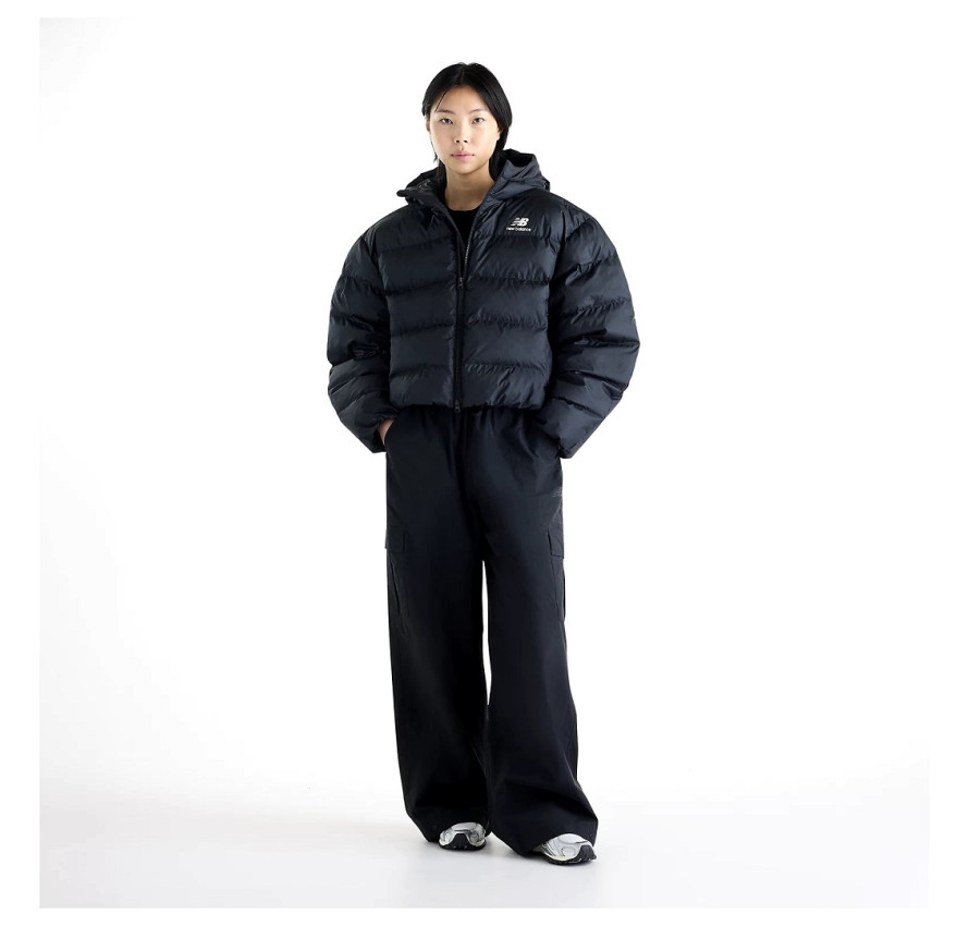 Жіноча чорна куртка-пуховик New Balance NB Boston Puffer у комплекті з вільними штанами на моделі у повний зріст спереду