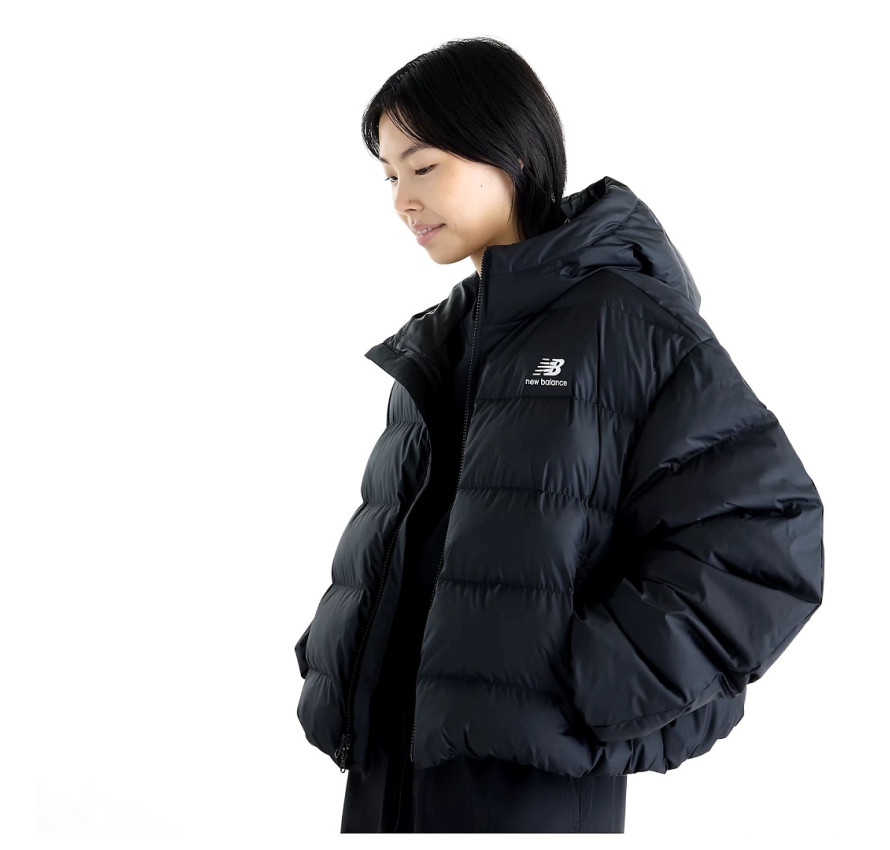 Жіноча чорна куртка New Balance NB Boston Puffer на моделі в профіль під кутом з кишенями