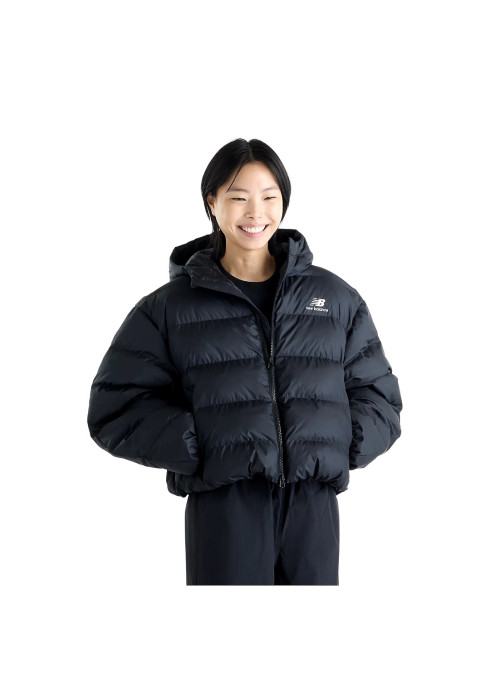 Жіноча куртка-пуховик New Balance NB Boston Puffer арт. WJ62V5SNBK чорного кольору на моделі спереду по пояс