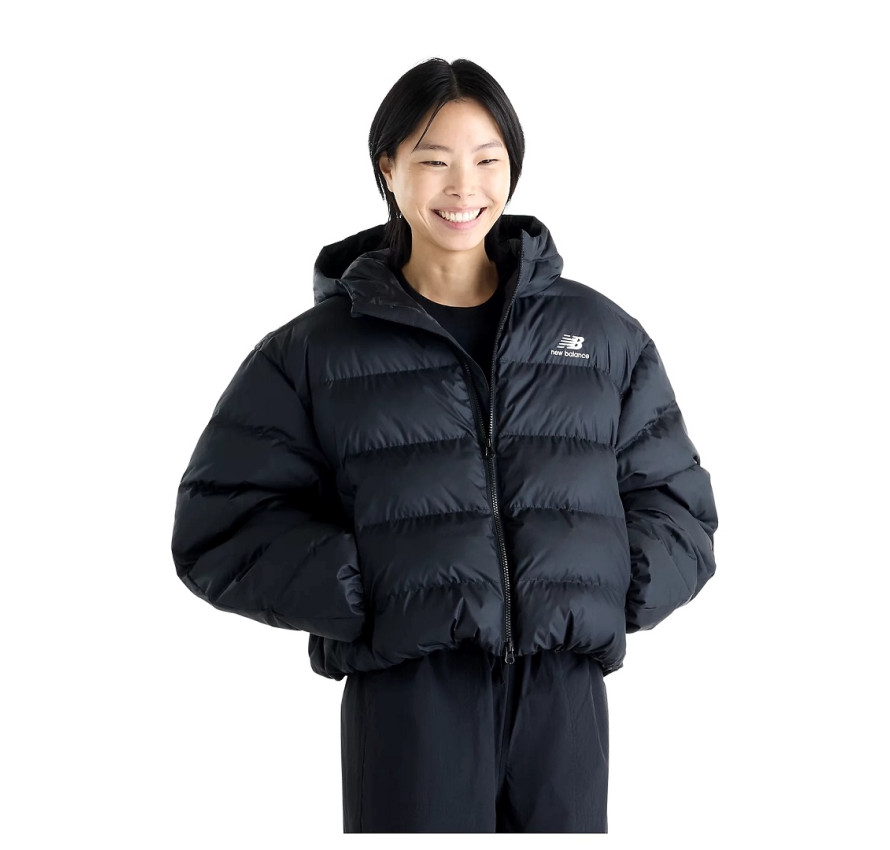 Жіноча куртка-пуховик New Balance NB Boston Puffer арт. WJ62V5SNBK чорного кольору на моделі спереду по пояс