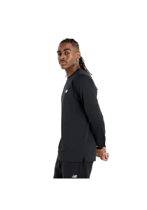 Чоловічий чорний лонгслів New Balance Performance вид збоку на моделі