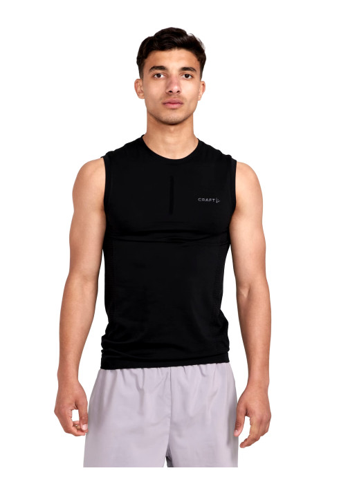 Чоловіча чорна термомайка CRAFT ADV Cool Intensity SL Tee M на моделі спереду у шортах