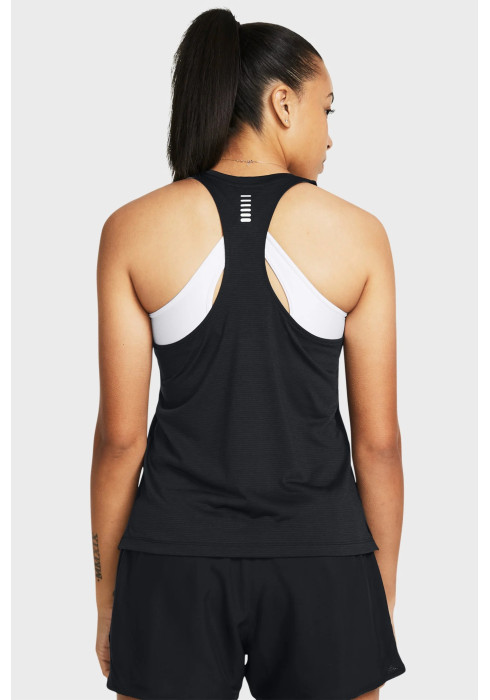 Вигляд ззаду на жіночу чорну спортивну майку UA Launch Singlet з борцовкою на моделі у комплекті з шортами