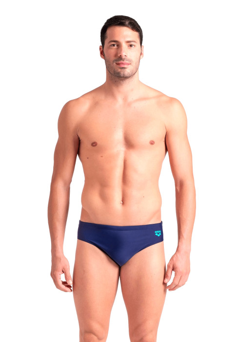 Чоловік у повний зріст у плавках Arena M FLOW SWIM BRIEFS спереду