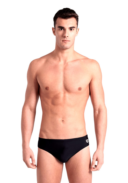 Чоловік у повний зріст у чорних плавнях Arena M ICONS SWIM BRIEFS SOLID спереду