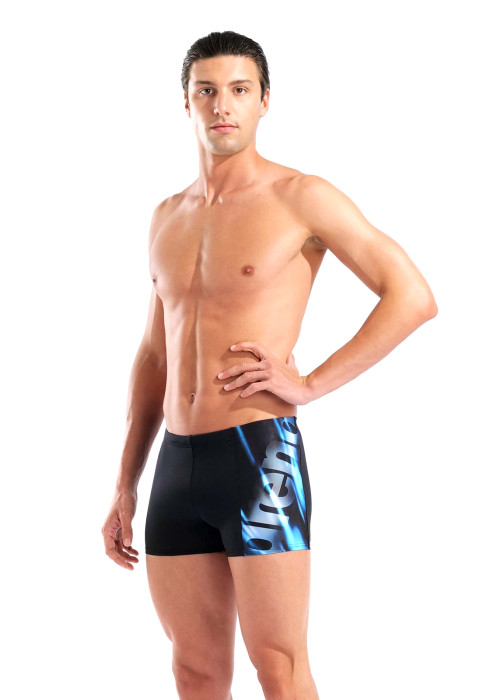 Чоловік у чорних плавнях-шортах Arena M PLACEMENT SWIM SHORT спереду