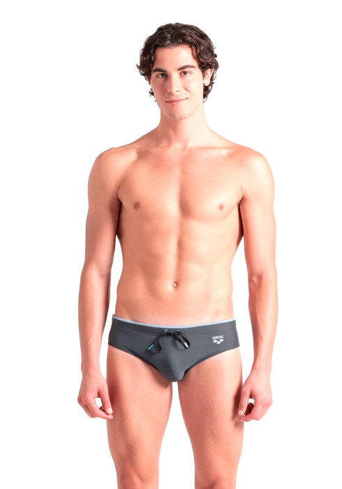Чоловік у повний зріст у сірих плавнях Arena M SOLID SWIM BRIEFS спереду