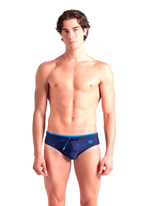 Чоловік у синіх плавнях Arena M SOLID SWIM BRIEFS з блакитним акцентом спереду