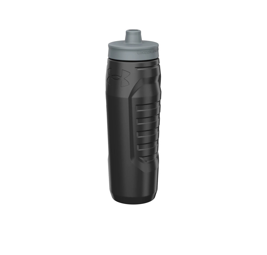 Чорна спортивна пляшка для води Under Armour Sideline Squeeze 950 мл з сірою кришкою під кутом на білому тлі