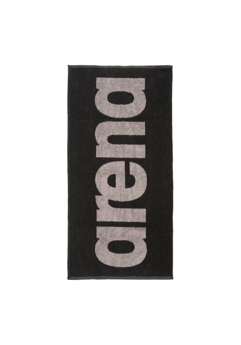 Чорний спортивний рушник Arena Gym Soft Towel з великим вертикальним сірим логотипом бренду.