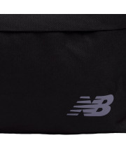 Крупний план логотипа Flying NB на передній кишені чорного рюкзака New Balance BP Essential
