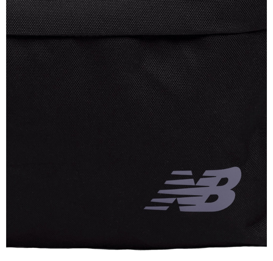 Крупний план логотипа Flying NB на передній кишені чорного рюкзака New Balance BP Essential