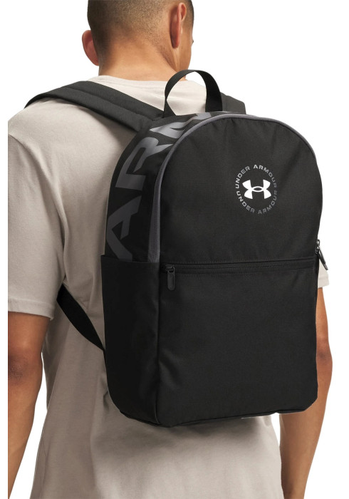 Чоловік із чорним рюкзаком Under Armour Essential Printed BP за спиною