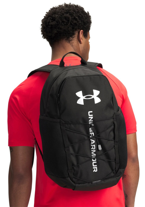 Чоловік із чорним рюкзаком Under Armour Hustle Sport 6.0 Backpack за спиною