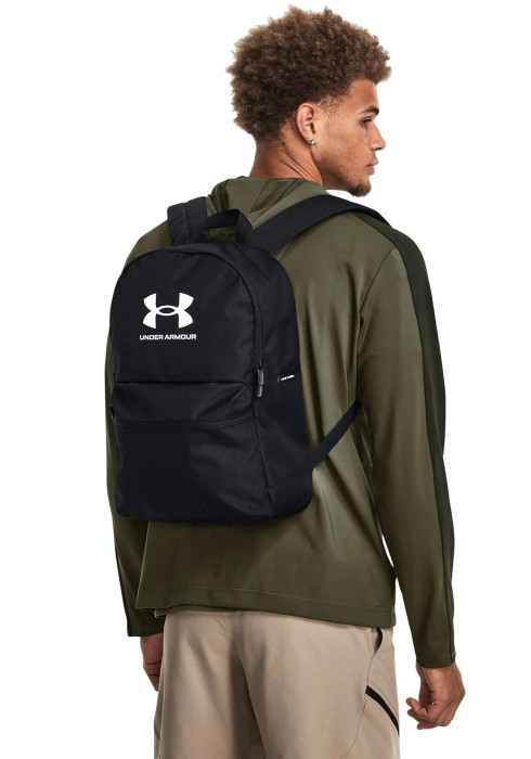 Чоловік із чорним рюкзаком Under Armour Loudon Lite Backpack за спиною