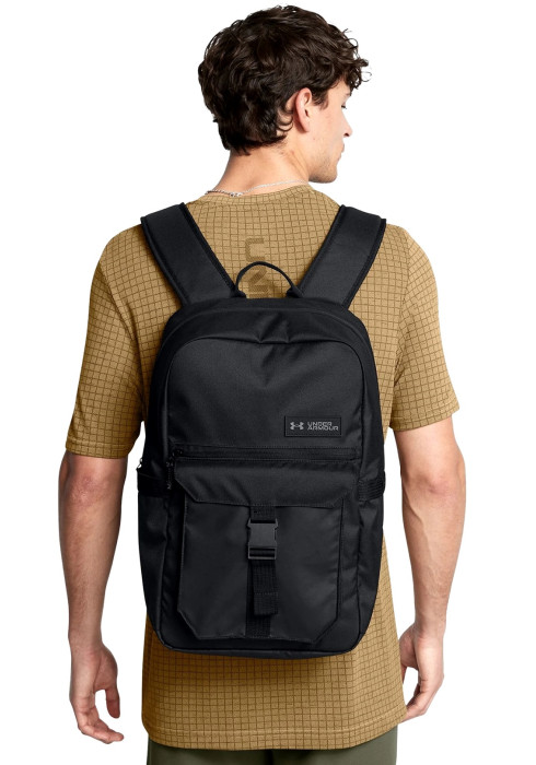 Чоловік із чорним рюкзаком Under Armour Triumph Campus BP за спиною