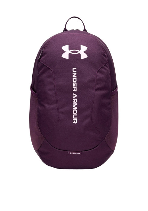 Фіолетовий спортивний рюкзак Under Armour Hustle Lite Backpack з білим логотипом спереду на білому тлі