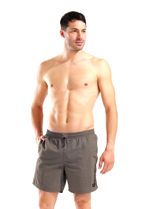 Чоловік у шоколадних пляжних шортах Arena ADJUSTABLE WAIST BEACH BOXER спереду
