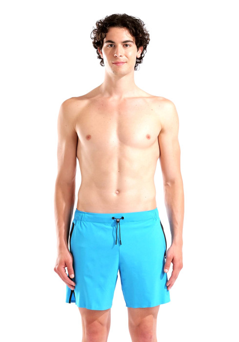 Чоловік у повний зріст у яскраво-блакитних шортах Arena EVO SIDE ZIP POCKETS BEACH BOXER спереду на білому тлі