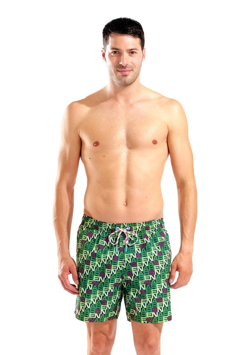Чоловік у повний зріст у шортах Arena WATER PRINTS BEACH BOXER AO спереду на білому тлі