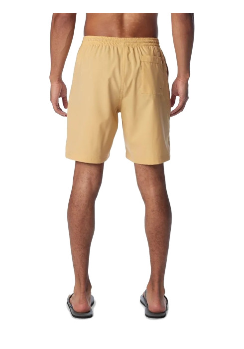 Чоловік у повний зріст у жовтих шортах Columbia Summertide Stretch та шльопанцях вид ззаду на білому тлі