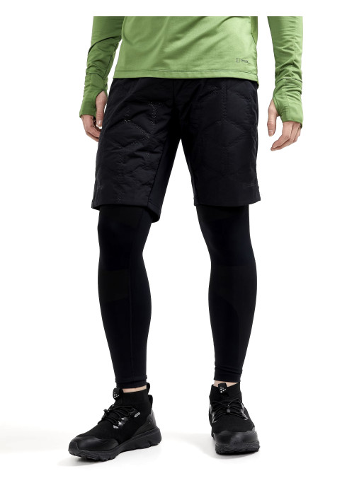 Чоловік у повний зріст у чорних утеплених шортах Craft ADV SubZ Warm Shorts та бігових легінсах спереду на білому тлі