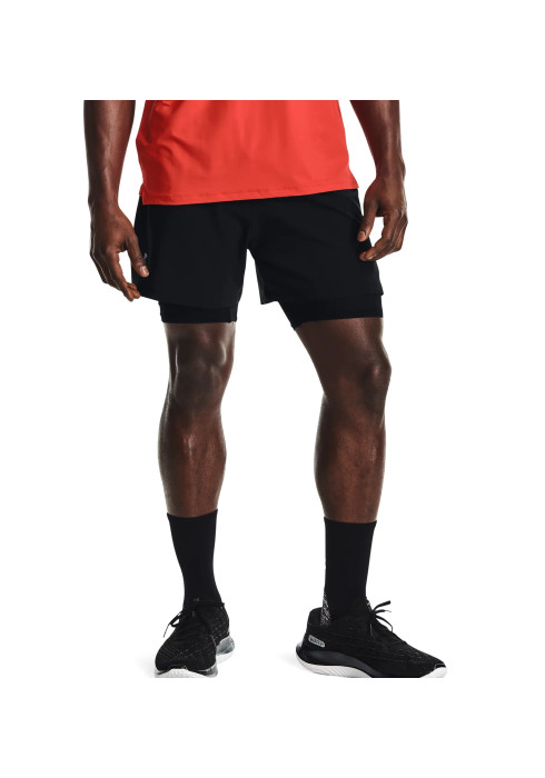 Чоловік у чорних двошарових бігових шортах Under Armour Iso-Chill Run 2N1 студійний вигляд спереду на білому тлі